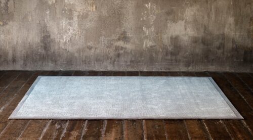 Seidenteppich von Christian Fischbacher grau mit leichten Farbnuancen