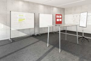 Magnetische Whiteboards auf Rollen im Besprechungsraum